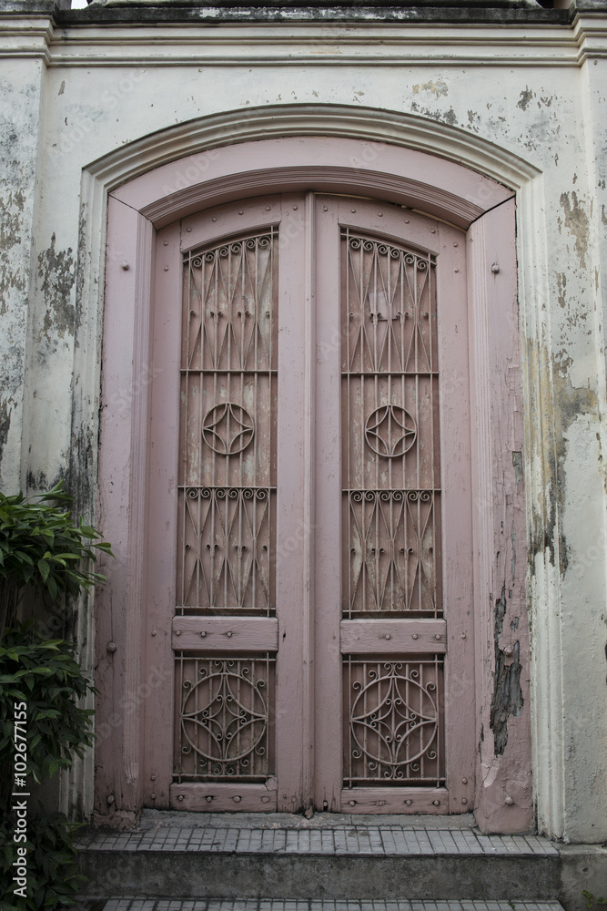 Detalle de una puerta de madera cerrada de una casa de Java, Indonesia Detalle de una puerta de madera cerrada de una casa de Java, Indonesia