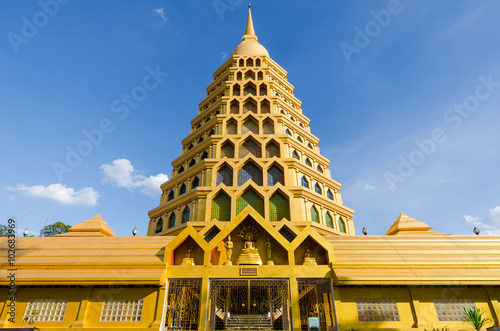 Quadro su tela Golden Pagoda at Wat Tha-it , Ang thong Province, Thailand