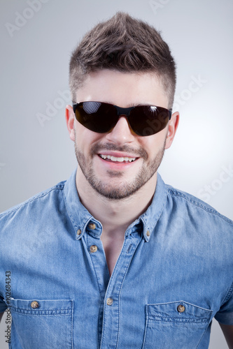 Mann Gesicht mit Laser Schutzbrille lächelt freundlich Porträt