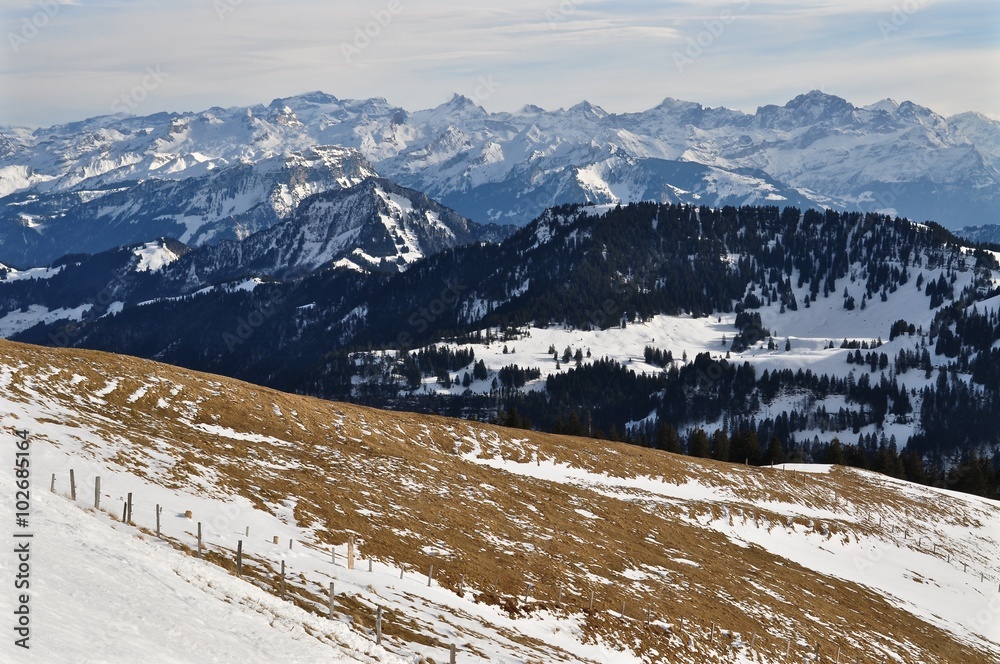 Panorama vom Berg Rigi Kulm, auf Schweizer Schneeberge: Säntis, Mürtschenstock, Speer, Fronalpstock, Stockberg, Hoch-Ybrig, Druesberg, Mutteristock, Furggelenstock, Chäserrugg, Gufelstock, 