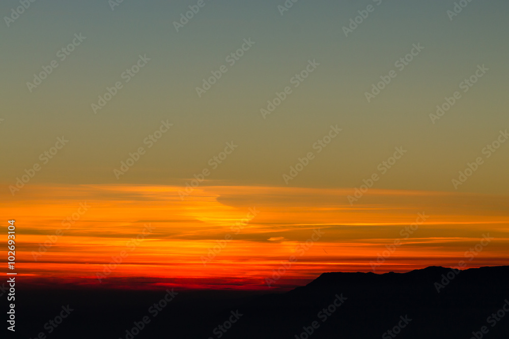 Obraz premium Mountain silhouette on red sunset