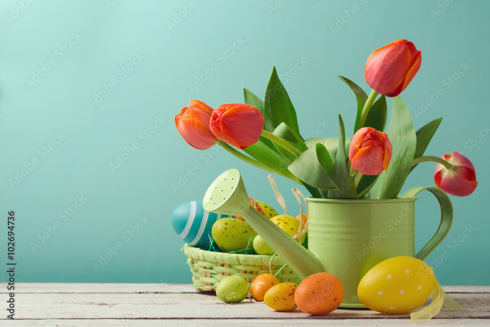 Obraz premium Easter holiday wtih tulip flowers and egg decorations in basket
