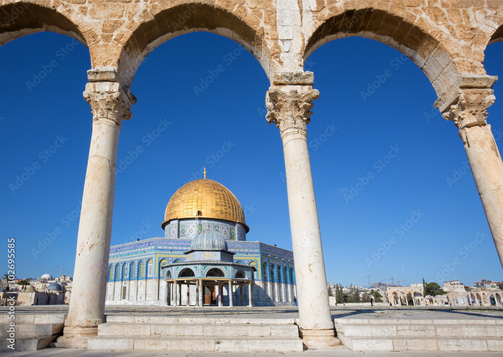 Fototapeta premium Jerusalem - Dom of Rock on the Temple Mount in the Old City.