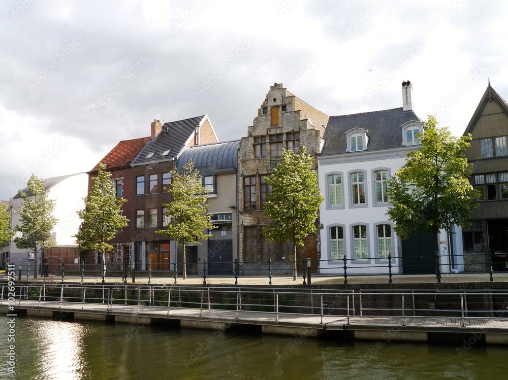 Naklejka premium Häuserzeile in Mechelen in Belgien