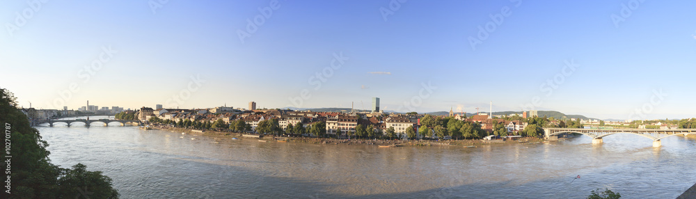 Rheinknie zwischen Mittlerer- und Wettsteinbrücke in Basel