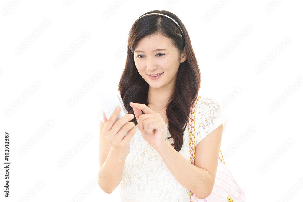 スマートフォンを持つ笑顔の女性