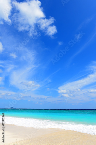 沖縄の美しい海とさわやかな空