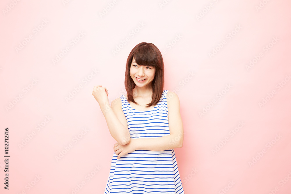 スタジオポートレート ミディアムヘアの女性 ピンク背景 スタジオポートレート ミディアムヘアの女性 ピンク背景
