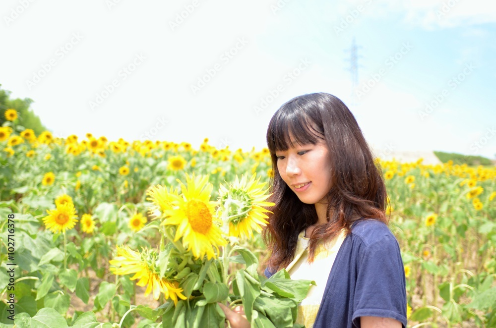 ひまわりと女性