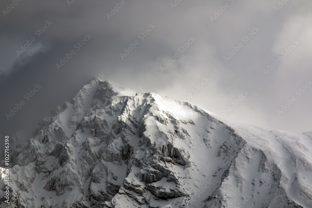 Obraz premium mountain peaks snow sweeps in inclement weather