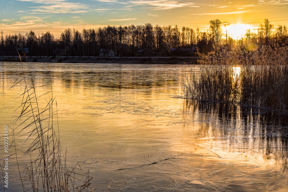 Obraz premium Frozen lake with morning sun