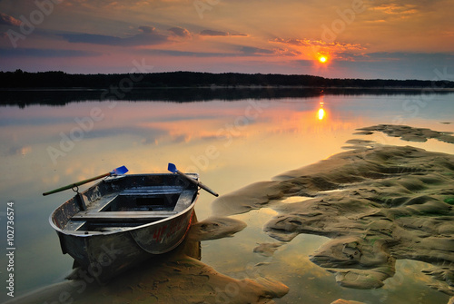 Canvastavla Sand moored boat on sunrise