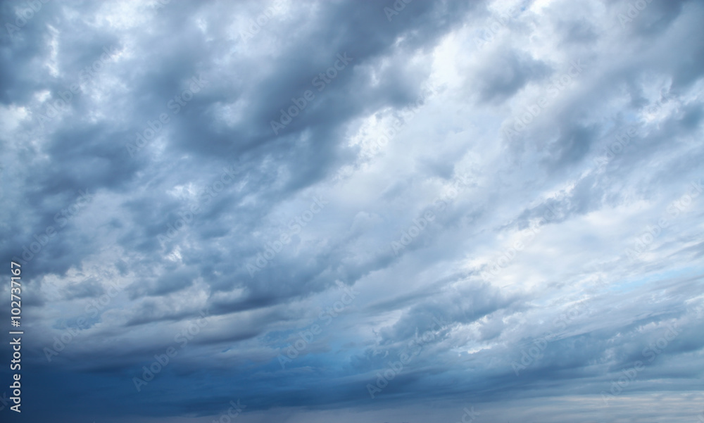 Fototapeta premium Bedeckter Frühlingshimmel 