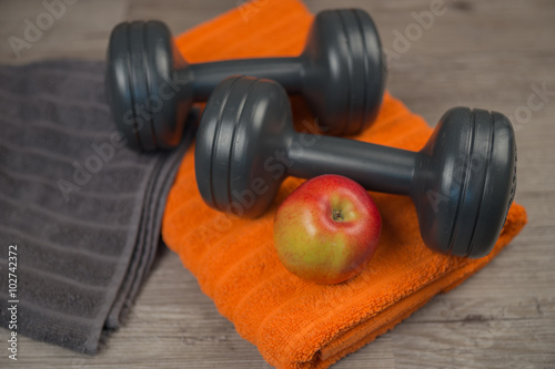 Fitness, Hanteln mit Handtüchern und Apfel