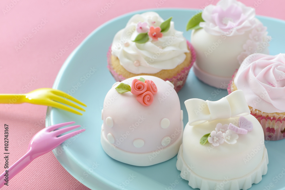 カップケーキ デコレーションケーキ シュガークラフト Stock Photo Adobe Stock