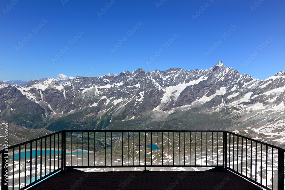 Veduta panoramica della Valtournenche dalla vecchia stazione di Plateau