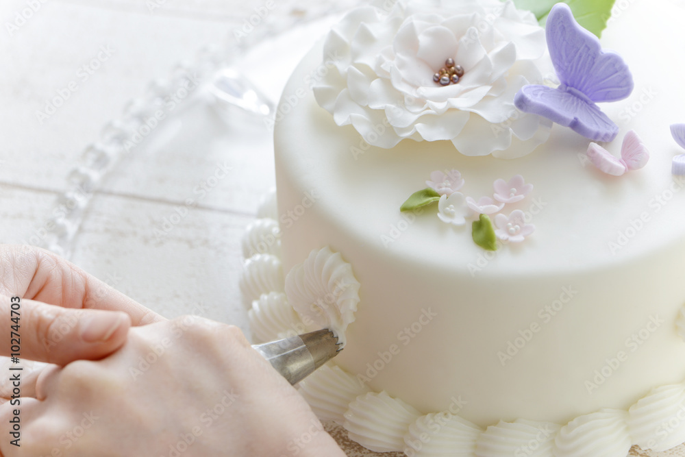 蝶々と花のケーキ デコレーションケーキ 春のケーキ クリーム ケーキ作り Stock Photo Adobe Stock