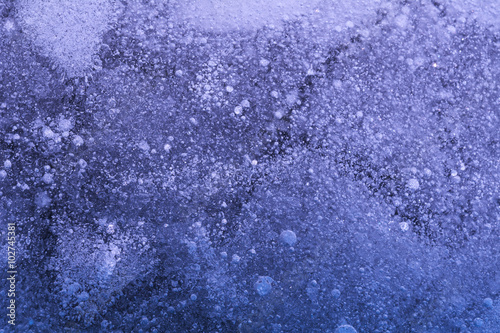 Синий лед кристально ледяной поверхности. Макро крупным планом кристаллов льда.
