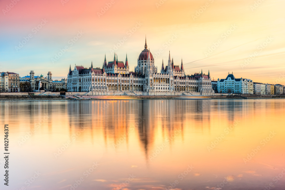Obraz premium Parlament Budapesztu o zachodzie słońca, Węgry