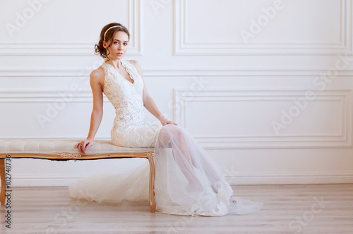 Φωτογραφία Bridal fashion. Tender woman with brown hair and pearl headpiece