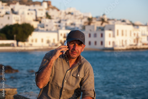 Uomo al porto parla al telefono © Gianfranco Bella