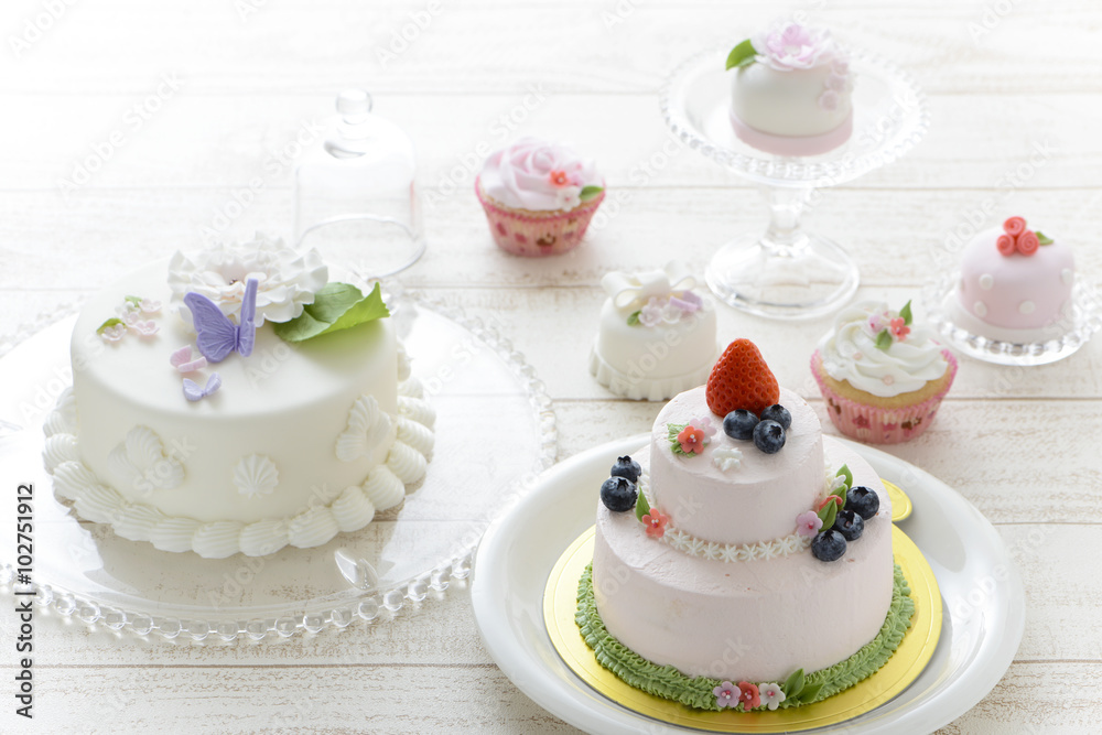 ケーキのイメージ 蝶々と花のケーキ デコレーションケーキ 春のケーキ クリーム ケーキ作り Stock Photo Adobe Stock
