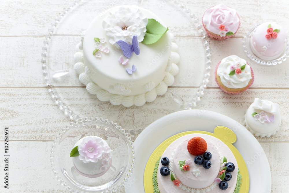ケーキのイメージ 蝶々と花のケーキ デコレーションケーキ 春のケーキ クリーム ケーキ作り Stock Photo Adobe Stock