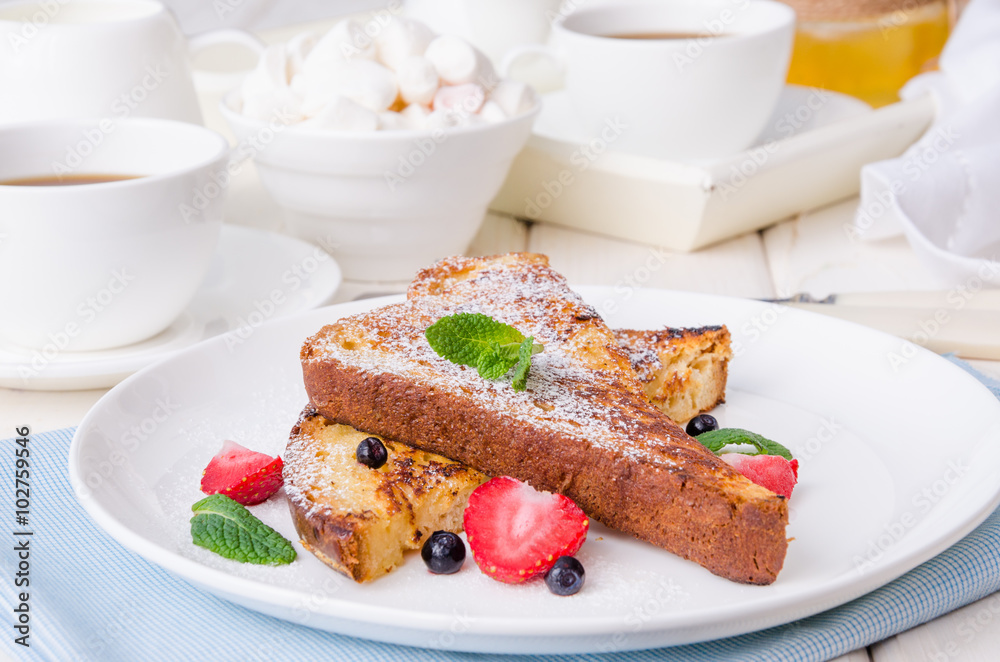 French toast with berries and icing sugar