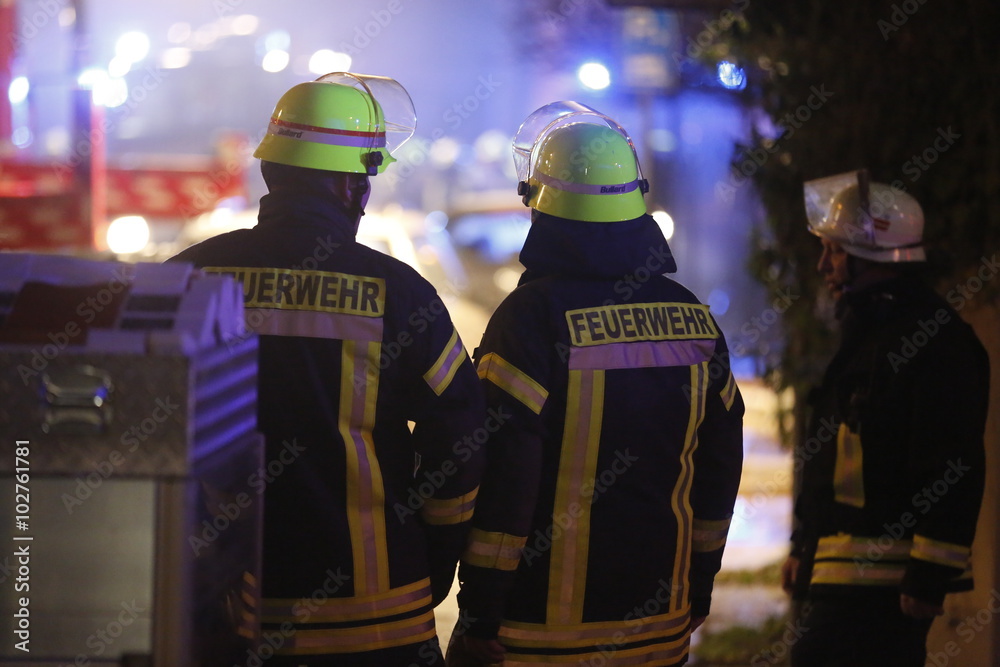 Naklejka premium Feuerwehrmänner im Einsatz