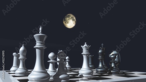 Шахматные фигуры, расставленные на фоне ночного неба с полной луной