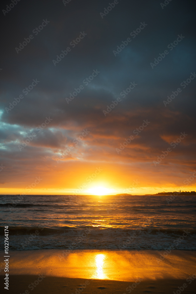 Sonnenaufgang am Strand auf Oahu, Hawaii