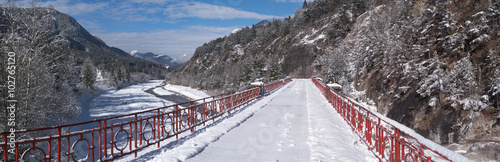 Foto Panoramic view of the alpine village of Bagni di Lusnizza and the Fella River fr