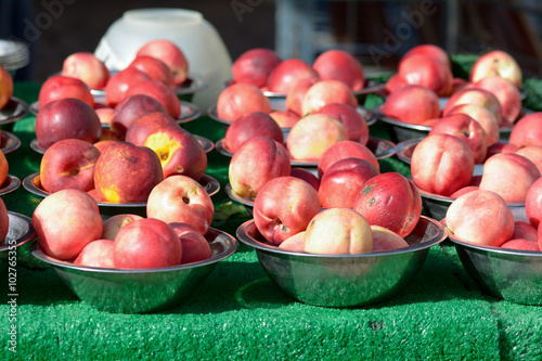 Cuadro en lienzo Nectarines in bowls at the bi-weekly fruit and vegetable market