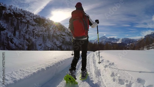 Video 4k - escursione con racchette da neve photo