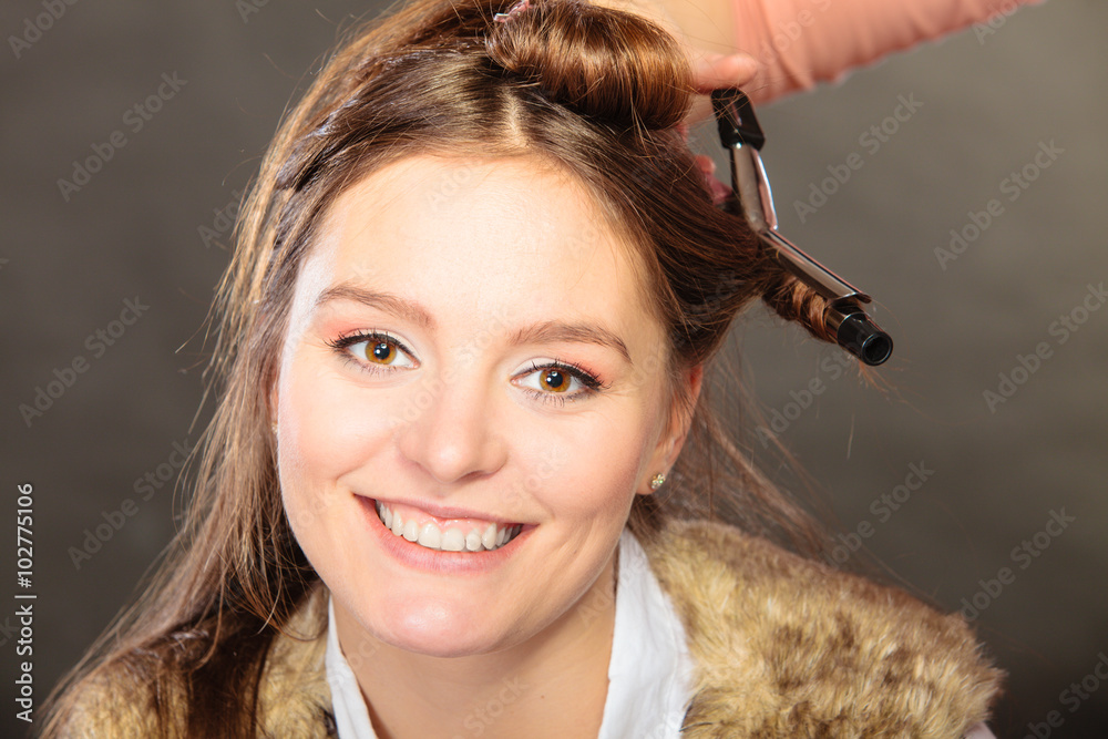 Wunschmotiv: Stylist curling hair for young woman. #102775106