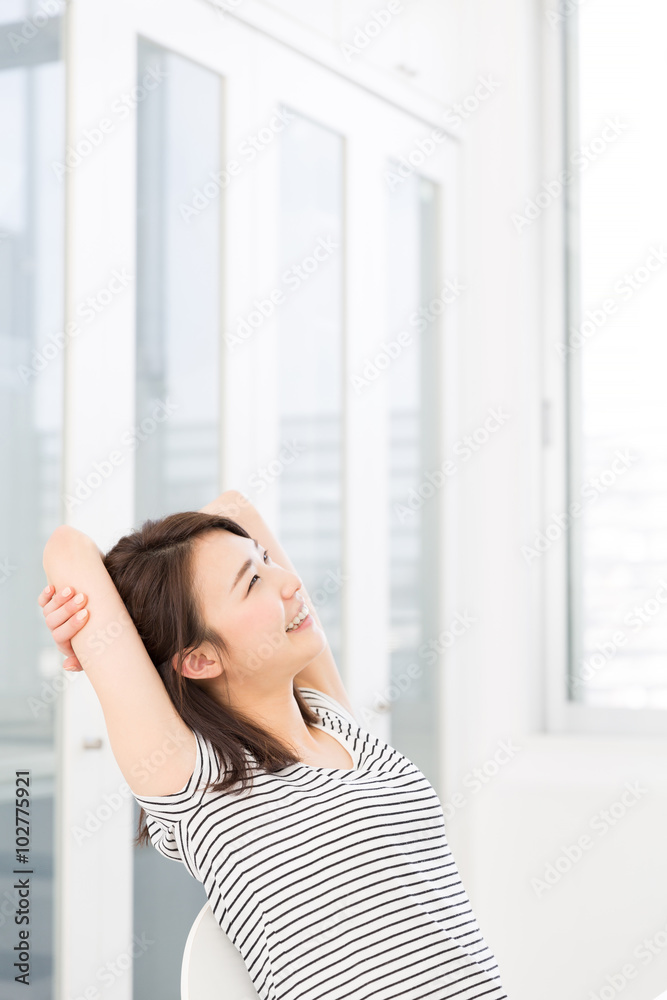 部屋でリラックスする女性 部屋でリラックスする女性