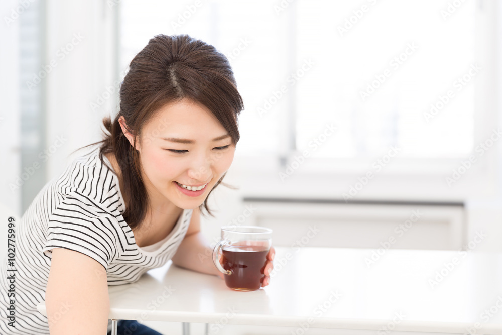 部屋でお茶を飲む女性 部屋でお茶を飲む女性