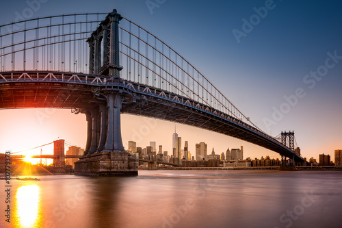 Fototapete Manhattan Bridge framing New York skyline at sunset