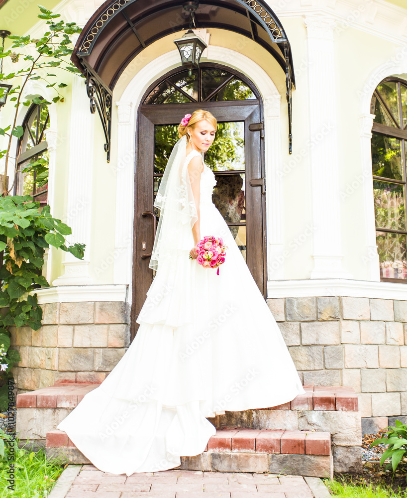 Obraz premium nice wedding bouquet in bride's hand