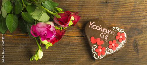 Fototapeta Naklejka Na Ścianę i Meble -  Róże,frezje i czekoladowe serce