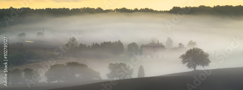 Mglisty słoneczny poranek w Toskanii © Mike Mareen