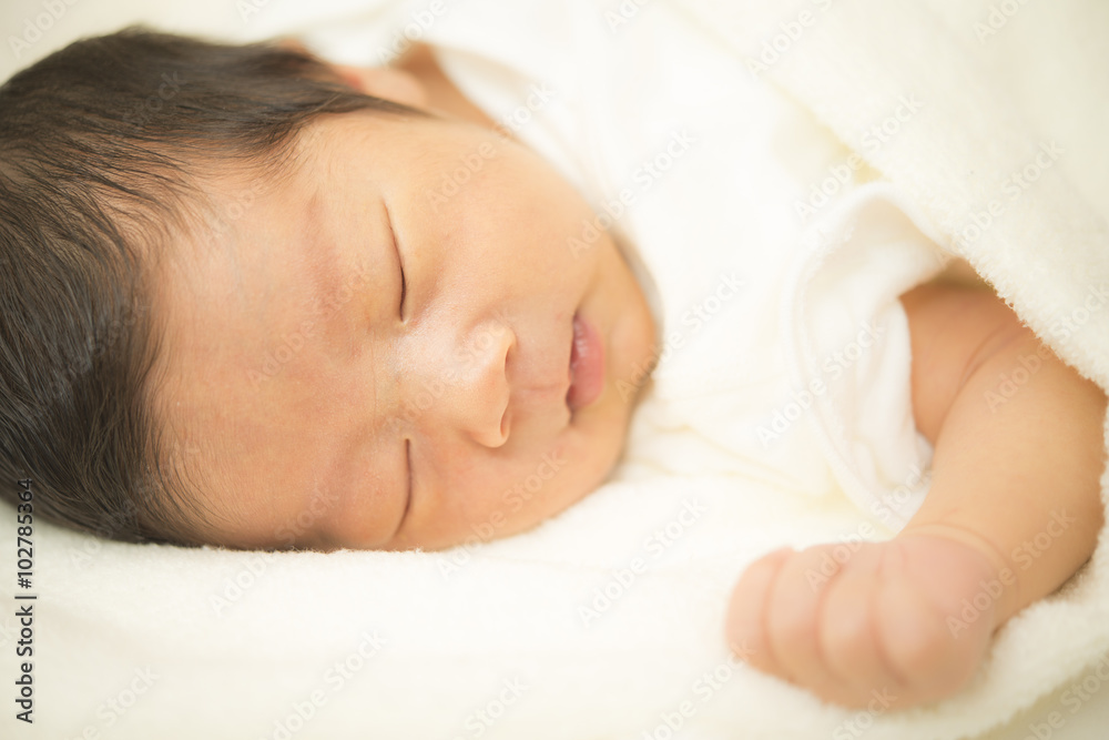 ぐっすり眠る新生児 ぐっすり眠る新生児
