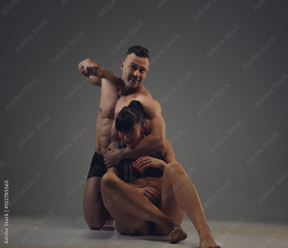 Nude man hitting a woman. фотография Stock | Adobe Stock