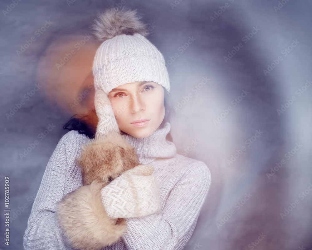 Obraz premium Brunette woman in warm winter pullover.