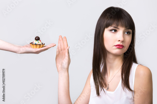 Bilde på lerret Dieting woman refusing cake