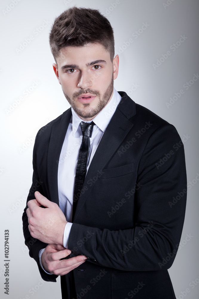 Model Businessmann zupft an Manschette Porträt Model Businessmann zupft an Manschette Porträt