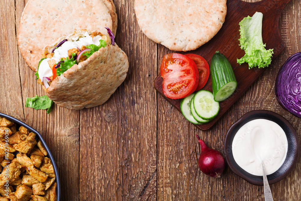Pita salad with roasted chicken and vegetables, served with a de Pita salad with roasted chicken and vegetables, served with a de