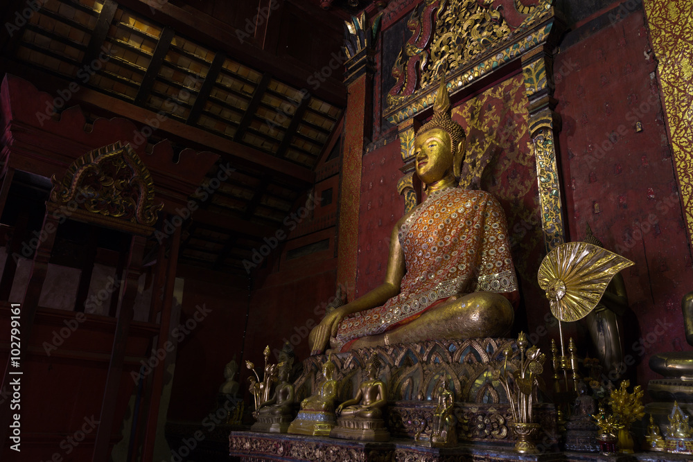 meditating golden budddha statue