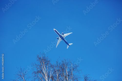 Самолёт в голубом небе