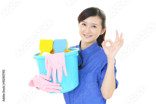 笑顔の女性清掃員
